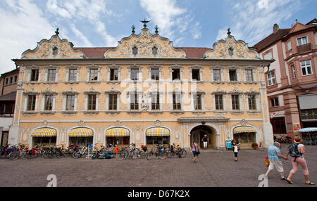 Vista di Haus zum Falken a Würzburg, Germania, 19 giugno 2012. La casa è famosa per la sua splendida facciata del periodo rococò. Foto: Daniel Karmann Foto Stock