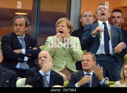 Presidente della UEFA Michel Platini (L-R indietro), il Cancelliere tedesco Angela Merkel, DFB presidente Wolfgang Niersbach e il Primo ministro polacco Donald Tusk (R, fila anteriore) sul supporto prima della UEFA EURO 2012 quarti di finale di partita di calcio Germania vs Grecia a Arena Danzica Danzica, Polonia, 22 giugno 2012. Foto: Marcus Brandt dpa (si prega di fare riferimento ai capitoli 7 e 8 del http://dpaq.de/Ziovh per U Foto Stock