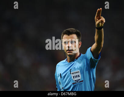 Arbitro italiano Nicola Rizzoli gesti durante UEFA EURO 2012 quarto di finale di partita di calcio Spagna vs Francia presso Donbass Arena a Donetsk, Ucraina, 23 giugno 2012. Foto: Thomas Eisenhuth dpa (si prega di fare riferimento ai capitoli 7 e 8 del http://dpaq.de/Ziovh per UEFA EURO2012 Termini & Condizioni) +++(c) dpa - Bildfunk+++ Foto Stock