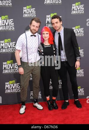 Il cantante Jeremy Davis (l-r), Hayley Williams e Taylor York del gruppo Paramore arrivano al 2013 MTV Movie Awards di Sony Pictures Studios a Culver City, Los Angeles, Stati Uniti d'America, il 14 aprile 2013. Foto: Hubert Boesl Foto Stock
