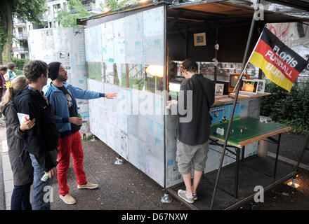 (File) - Un file di dpa foto datata 21 giugno 2012 mostra soccer fans meeting a "Flori's Soccer Booth' a Werdersee a Bremen, Germania. I fan possono guardare l'Euro 2012 giochi qui o giocare un po' oftable calcio. Foto: INGO WAGNER Foto Stock