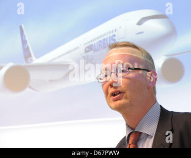 Russell Buxton (Presidente civile motore grande flotta, designato Presidente civile e piccoli motori di media e designato membro del comitato esecutivo della Rolls-Royce Germania) all'avanguardia della cerimonia per l'espansione di Rolls-Royce ubicazione in Dahlewitz, Germania, 26 giugno 2012. L'azienda ha investito 90 milioni di euro in una nuova posizione di prova per civili di grandi dimensioni motori. Da 2 Foto Stock