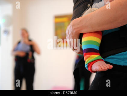 La mano di una madre e i piedi del suo bambino sono illustrati durante la formazione Kanga a Berlino (Germania), 22 giugno 2012. Kanga training è un nuovo allenamento consentendo alle madri di esercitare con i loro neonati vicino a loro. Trasportare i bimbi in una fionda bambino o del gestore per la maggior parte del tempo, le mamme si impegnano in endurance, indietro, pavimento pelvico, e muscolatura addominale della formazione. Foto: Jens Kalae Foto Stock