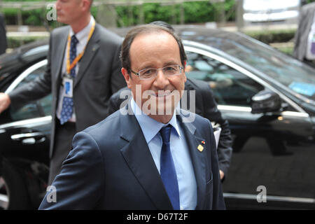 Il Presidente francese Francois Hollande arriva al vertice europeo di Bruxelles in Belgio, 28 giugno 2012. Responsabile Europeo dei membri cercherà di offrire una risposta convincente per la crisi del debito durante il Vertice che avrà luogo il 28 e 29 giugno. Stato dei rapporti che i leader dell'Unione europea erano riuniranno a Bruxelles il 28 giugno 2012 per una due giorni di summit che si trova di fronte a grandi aspettative, ma Foto Stock