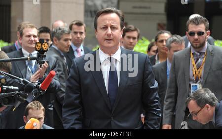 Primo Ministro britannico David Cameron arriva al vertice europeo di Bruxelles in Belgio, 28 giugno 2012. Responsabile Europeo dei membri cercherà di offrire una risposta convincente per la crisi del debito durante il Vertice che avrà luogo il 28 e 29 giugno. Stato dei rapporti che i leader dell'Unione europea erano riuniranno a Bruxelles il 28 giugno 2012 per una due giorni di summit che si trova di fronte a grandi aspettative, b Foto Stock