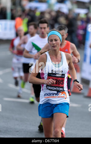 Brighton, Regno Unito, 14/04/2013 : Maratona di Brighton. Atmosfera. Foto di Julie Edwards Foto Stock