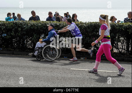 Brighton, Regno Unito, 14/04/2013 : Maratona di Brighton. Atmosfera. Foto di Julie Edwards Foto Stock