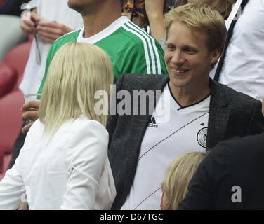 La Germania Lena Gercke (L), la ragazza della Germania Sami Khedira, parla di attore tedesco, stand-up comico e televisione ospitante Oliver Pocher sulle gabbie prima di UEFA EURO 2012 semi-finale di partita di calcio Italia vs Germania presso lo Stadio Nazionale di Varsavia, Polonia, 28 giugno 2012. Foto: Jens Wolf dpa (si prega di fare riferimento ai capitoli 7 e 8 del http://dpaq.de/Ziovh per UEFA EURO 2012 Te Foto Stock