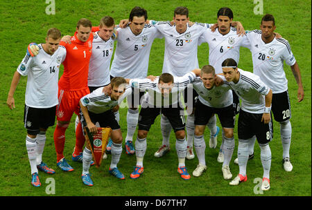 La Germania Holger Badstuber (in alto a sinistra a in basso a destra), Manuel Neuer, Toni Kroos, Mats Hummels, Mario Gomez, Sami Khedira, Jerome Boateng, Philipp Lahm, Lukas Podolski, Bastian SCHWEINSTEIGER e Mesut Oezil posano per una foto prima della durante UEFA EURO 2012 semi-finale di partita di calcio Germania vs. Italia presso lo Stadio Nazionale di Varsavia, Polonia, 28 giugno 2012. Foto: Marcus Brandt Foto Stock