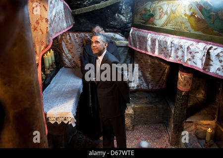 Il Presidente degli Stati Uniti Barack Obama tours la cripta contenente il luogo di nascita di Gesù durante la sua visita alla chiesa della Natività di Betlemme, in Cisgiordania, Marzo 22, 2013. .Credito: Pete Souza - White House via CNP Foto Stock