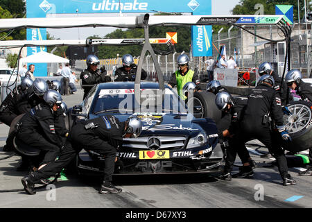 Dispensa - un handout foto di Juergen toccare mostra British pilota Mercedes Gary Paffett in pit lane durante le qualifiche per la quinta gara del German Touring Car Masters (DTM) al Norisring in Nuremberg, Germania, 30 giugno 2012. Foto: JUERGEN toccare / HANDOUT solo uso editoriale Foto Stock