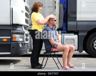 Conducente di autocarri Thomas Schallock da Oldenburg riceve un trattamento Reiki di Renate Holzfoerster presso la casa di riposo "ammer Berge' A1 autostrada vicino a Damme, Germania, 28 giugno 2012. Reiki è una terapia di energia anche chiamato palm di guarigione che è stato offerto per i camionisti per migliorare la loro condizione fisica e mentale. Foto: Ingo Wagner Foto Stock