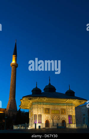 Türkei, Istanbul, Sultanahmet Sultan Ahmet III Brunnen vor dem Topkapi Palast mit der Minarett Hagia Sophia Foto Stock