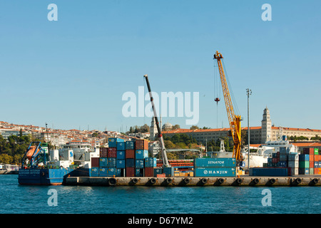 Türkei, Istanbul, Üsküdar, Industrie-Hafen dahinter die Marmara Universität Foto Stock
