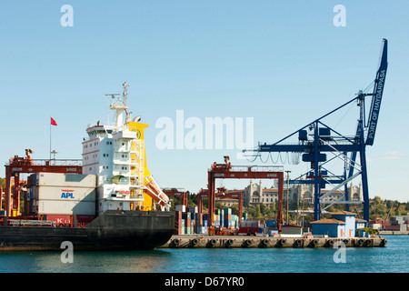 Türkei, Istanbul, Üsküdar, Industrie-Hafen dahinter die Marmara Universität Foto Stock