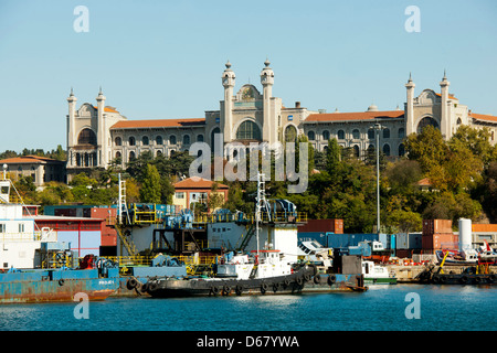 Türkei, Istanbul, Üsküdar, Industrie-Hafen dahinter die Marmara Universität Foto Stock