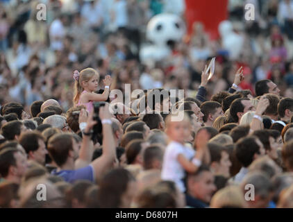 Spettatori assistere ad un concerto di beneficenza a Piazza Indipendenza nel centro della città di Kiev, Ucraina, Sabato, 30 giugno 2012. Le entrate del concerto va a Elena Franchuk anti-AIDS Foundation. Foto: Andreas Gebert Foto Stock