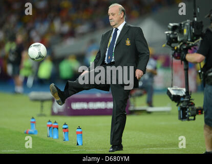 Spagna il capo allenatore Vicente del Bosque controlla la sfera durante la finale di UEFA EURO 2012 tra la Spagna e l'Italia a Kiev, Ucraina, 01 luglio 2012. Foto: Andreas Gebert dpa (si prega di fare riferimento ai capitoli 7 e 8 del http://dpaq.de/Ziovh per UEFA EURO 2012 Termini & Condizioni) +++(c) dpa - Bildfunk+++ Foto Stock