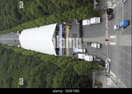 La mostra una tenda per la Mercedes-Benz Fashion Week è assemblato a Strasse des 17. Juni che attraversa il pubblico Tiergarten park, a Berlino, Germania, 02 luglio 2012. Dal 04 fino al 07 luglio, più di cinquanta etichette presente la loro moda in questa tenda. Foto: Markus HEINE Foto Stock