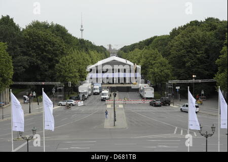 La mostra una tenda per la Mercedes-Benz Fashion Week è assemblato a Strasse des 17. Juni che attraversa il pubblico Tiergarten park, a Berlino, Germania, 02 luglio 2012. Dal 04 fino al 07 luglio, più di cinquanta etichette presente la loro moda in questa tenda. Foto: Markus HEINE Foto Stock