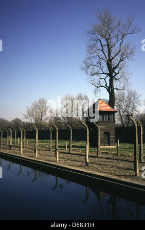 Torre di avvistamento e multi filo spinato circondano Museo di Auschwitz precedentemente noto come il campo di concentramento di Auschwitz in Polonia Foto Stock