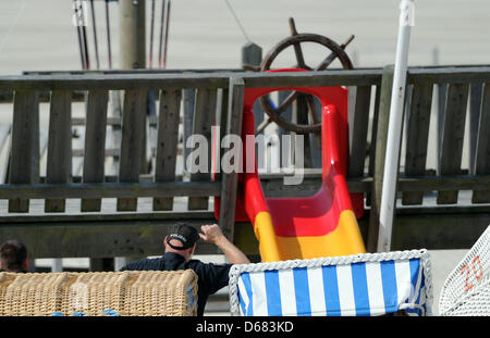 Gli ufficiali di polizia esaminare il 'nave pirata' telaio arrampicata dove Sebastian è stato visto l'ultima volta in Wittduen su Amrum, Germania, 04 luglio 2012. I dieci anni di vecchio ragazzo andava perso domenica innescando una intensa ricerca di polizia. Foto: DANIEL REINHARDT Foto Stock