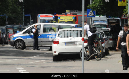 Le forze di polizia sono distribuite nel quartiere Nordstadt di Karlsruhe, Germania, 04 luglio 2012. Le riprese scoppiata durante un sfratto e un ostaggio è stato preso. La polizia presuppone che almeno una o due persone sono state ferite, uno anche eventualmente ucciso. Foto: ULI DECK Foto Stock