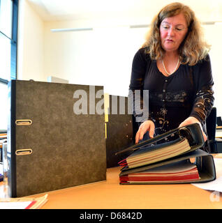 Presidentessa della commissione di inchiesta del parlamento della Turingia sul neo-terrore nazista cell NSU, Dorotea Marx, guarda se i file a Erfurt, Germania, 15 aprile 2013. I delegati indagare un raid che ha avuto luogo a una bomba officina del NSU in Jena nel gennaio 1998. Foto: MARTIN SCHUTT Foto Stock