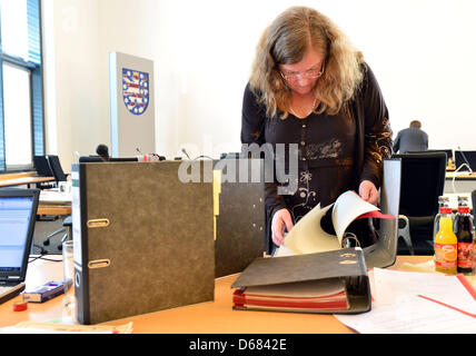 Presidentessa della commissione di inchiesta del parlamento della Turingia sul neo-terrore nazista cell NSU, Dorotea Marx, guarda se i file a Erfurt, Germania, 15 aprile 2013. I delegati indagare un raid che ha avuto luogo a una bomba officina del NSU in Jena nel gennaio 1998. Foto: MARTIN SCHUTT Foto Stock