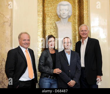 Intrattenitore Harald Schmidt (R) pone dopo una conferenza stampa con la SWR Direttore Generale Pietro Broudgoust (2-R), direttore Andreas Mosè (2-L) e direttore dell'Opera di Stoccarda Jossi Wesler davanti a un busto di Wolfgang Amadeus Mozart presso il teatro dell'opera di Stoccarda, Germania, 04 luglio 2012. Harald Schmidt ospiterà la trasmissione in diretta dell'opera 'Dsui Giovani' sui CFA il 25 Luglio 2012 Foto Stock