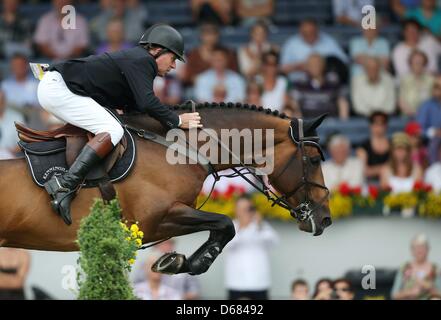 British mostra il ponticello Nick Skelton salta sopra un ostacolo sul suo cavallo grande stella a chio di Aachen, Germania, 04 luglio 2012. Skelton ha vinto il premio d'Europa. Foto: ROLF VENNENBERND Foto Stock