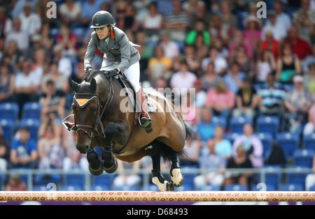 Il tedesco mostrano il ponticello Meredith Michaels-Beerbaum salta sopra un ostacolo sul suo cavallo Bella Donna a chio di Aachen, Germania, 04 luglio 2012. Foto: ROLF VENNENBERND Foto Stock