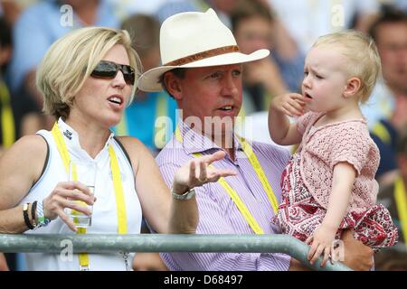 Il tedesco mostrano il ponticello Meredith Michaels-Beerbaum si siede con suo marito Markus Beerbaum e sua figlia Brianne nelle gabbie a chio di Aachen, Germania, 04 luglio 2012. Foto: ROLF VENNENBERND Foto Stock