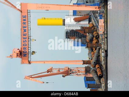 Parti di cavalletti sono memorizzati su sedersi su un molo 'Nordseewerke' a Emden, Germania, 04 luglio 2012. Il primo treppiedi saranno trasportati da 'Nordseewerke' cantieri navali per l'energia eolica produttore della turbina eolica 'Weserwind' in Bremerhaven poco. Essi diverranno allora le basi per turbine eoliche offshore wind farm 'Borkum-West'. Foto: INGO WAGNER Foto Stock