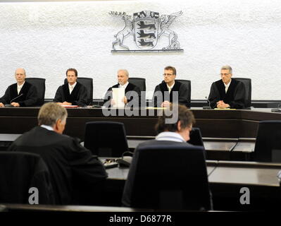 Ex terrorista RAF Verena Becker (fondo R) sente la condanna nel processo che circonda la sua partecipazione nel 1977 assassinio di tedesco Procuratore Generale Siegfried Buback presso l'Alta Corte Regionale di Stoccarda, Germania, 06 luglio 2012. La sig.ra Becker è stato condannato a quattro anni di prigione per essere un accessorio per omicidio. Presiede il giudice è stato Hermann Wieland (top C) . Foto: Bernd abbiamo Foto Stock