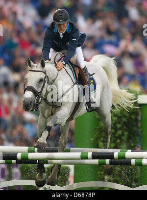 Svedese di dressage rider Peder Fredricson e il suo cavallo Arctic Aurora boreale cadono su di un ostacolo durante le qualifiche per la Coppa delle Nazioni a chio di Aachen, Germania, 05 luglio 2012. Foto: UWE ANSPACH Foto Stock