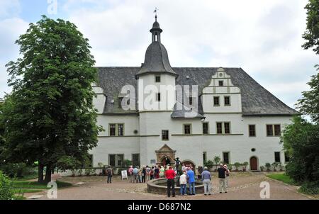 Visitatori tour il castello rinascimentale in Dornburg vicino a Jena, Germania, 03 luglio 2012. Il castello verrà rinnovato nei prossimi anni a un costo di 6 milioni di euro, secondo il palazzo, il castello e i giardini di fiducia della Turingia il 03 luglio. Foto: Martin Schutt Foto Stock