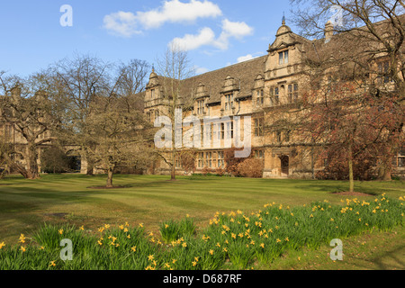 Trinity College Jackson edificio di fronte anteriore giardino quadrangolare con narcisi in primavera. Oxford Oxfordshire England Regno Unito Gran Bretagna Foto Stock