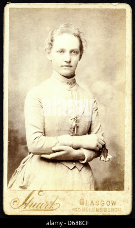 Ritratto di studio di una donna vittoriana carte-de-visite intorno al 1880 da parte di fotografi Stuart di Glasgow e Helensburgh Foto Stock