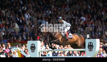 Il tedesco mostrano il ponticello Meredith Michaels-Beerbaum salta con il suo cavallo Bella Donna durante la CHIO World Equestrian Festival di Aquisgrana, Germania, 08 luglio 2012. Foto: JOCHEN LUEBKE Foto Stock