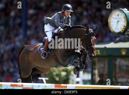 Il tedesco mostrano il ponticello Meredith Michaels-Beerbaum salta con il suo cavallo Bella Donna durante la CHIO World Equestrian Festival di Aquisgrana, Germania, 08 luglio 2012. Foto: JOCHEN LUEBKE Foto Stock