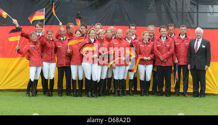 Olimpico Tedesco team di equitazione e il ministro tedesco degli Interni Hans-Peter Friedrich (4-R) frequentano il CHIO World Equestrian Festival di Aquisgrana, Germania, 08 luglio 2012. Foto: JOCHEN LUEBKE Foto Stock