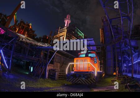 Das UNESCO Weltkulturerbe Alte Völklinger Hütte wird am Freitag (06.0.2012) durch Lichtkünstler im Rahmen des am Samstag stattfindenden 'Electro Magnetic Festival' beleuchtet. Samstag werden 8000 Fans elektronischer Musik in Völklingen erwartet. Foto: Becker&Bredel Foto Stock