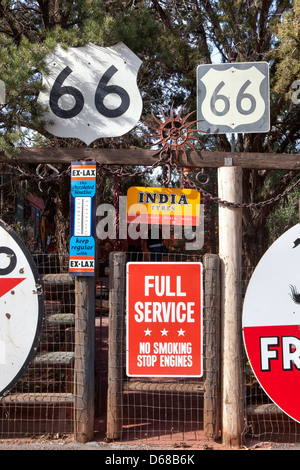 Indicazioni lungo il percorso 66, Sedona, in Arizona, Stati Uniti d'America Foto Stock