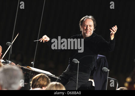 FILE - un file foto datata 19 aprile 2012 mostra conduttore italiano Riccardo Chailly durante una prova di Leipzig Gewandhaus Orchestra presso la sala delle udienze del Vaticano a Roma, Italia. Tenor Klaus Florian Vogt, violinista Isabelle Faust e il conduttore Riccardo Chailly riceverà questo anno di "Echo Klassik award'. Il premio viene conferito a Berlino il 14 ottobre 2012. Foto: Jan Foto Stock