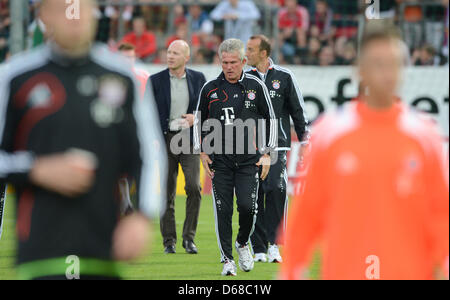 Il nuovo direttore sportivo del Bayern Monaco di Baviera, Matthias Sammer (L) e Monaco di Baviera allenatore Jupp Heynckes (2-L) sono illustrati all'inizio della seconda metà del soccer test match tra SpVgg Unterhaching e FC Bayern Monaco di Baviera a Sportpark Unterhaching in Unterhaching vicino a Monaco di Baviera, Germania, il 10 luglio 2012. Foto: Peter Kneffel Foto Stock