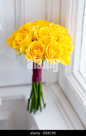Bouquet nozze di fresche rose giallo da una finestra Foto Stock