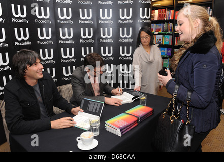 Brian Cox e Jeff Forshaw presso un libro firma a Waterstone's, Piccadilly Londra, Inghilterra- 11.12.11 Foto Stock