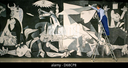 (FILE) un archivio foto datata 17 novembre 2006 mostra un museo dipendente ultimando su uno dei due del mondo solo copie esistenti di Pablo Picasso del dipinto 'Guernica'. 75 anni fa, Picasso del famoso anti-guerra dipinto fu svelata al pubblico per la prima volta. Foto. Bernd Thissen Foto Stock