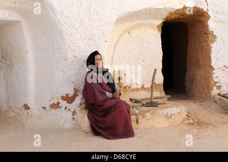 Berber donna seduta nella sua grotta troglodita house Matmata Tunisia Foto Stock